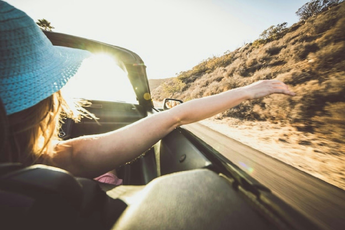 Viaggi lunghi in auto, ecco cosa fanno davvero i viaggiatori esperti per non annoiarsi mai