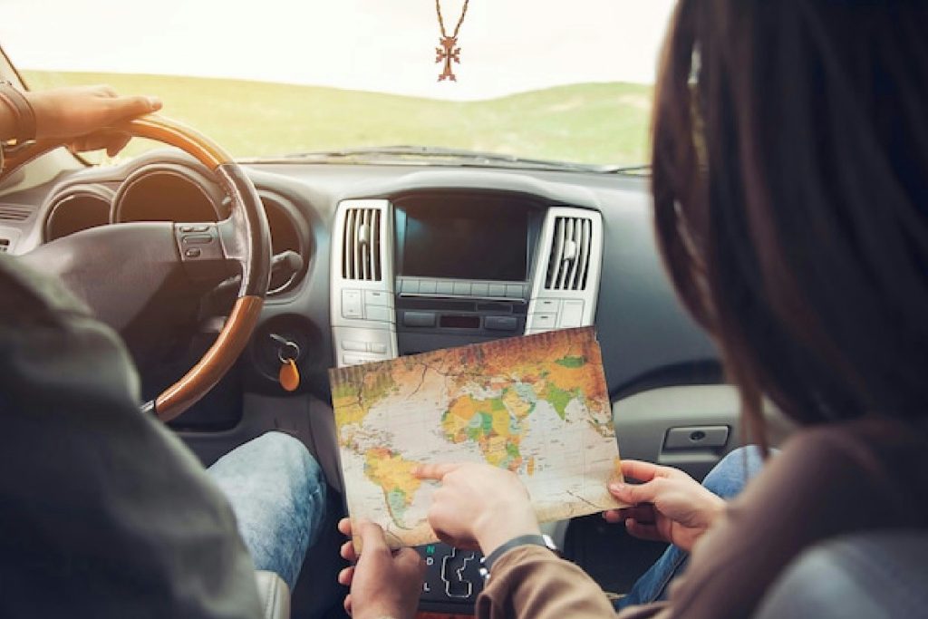 Viaggi lunghi in auto, ecco cosa fanno davvero i viaggiatori esperti per non annoiarsi mai